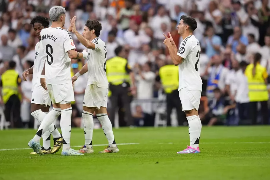 Pemain Real Madrid Brahim Diaz (kanan) merayakan gol bersama rekan setimnya dalam pertandingan Liga Spanyol melawan Real Valladolid di stadion Santiago Bernabeu. - (AP/AP)