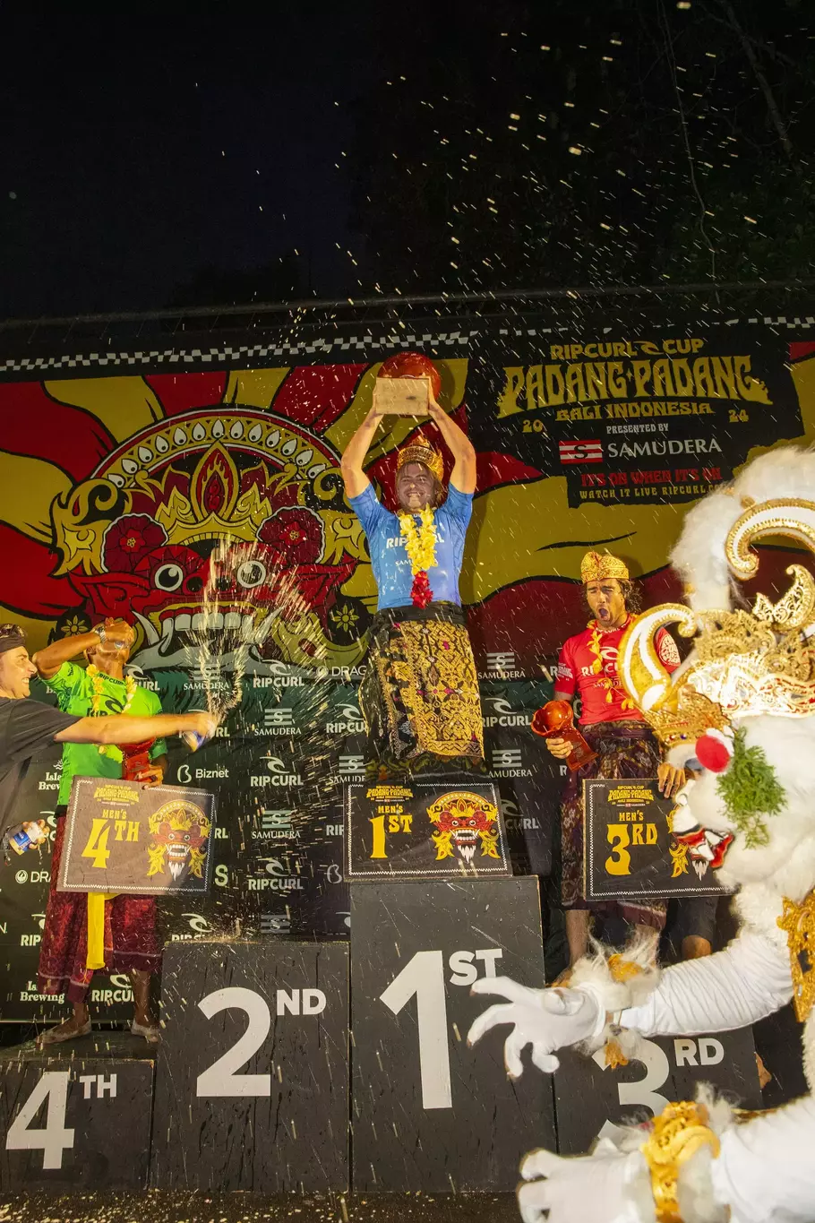Pemberian hadiah kepada pemenang kelompok pria pada perlombaan selancar dalam Rip Curl Cup di Pantai Padang Padang, Kabupaten Badung, Bali. 
 - (Istimewa/-)