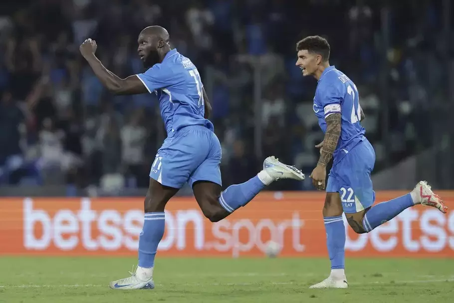 Pemain Napoli Romelu Lukaku melakukan selebrasi setelah mencetak gol pada pertandingan sepak bola Liga Italia Serie A melawan Parma di Stadion Diego Armando Maradona di Naples. - (AP/AP)