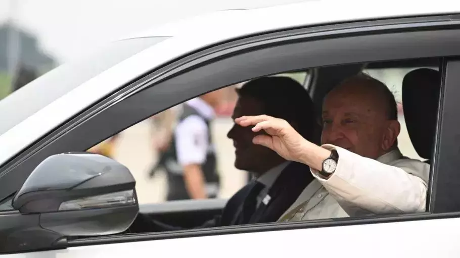 Paus Fransiskus menyapa umat di Jakarta, Selasa 3 September 2024. Paus mengenakan jam tangan Casio seri MQ 24 7B. - (./INDONESIA PAPAL VISIT COMMITTEE)