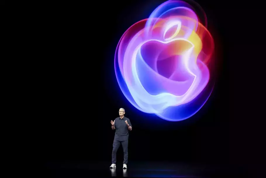 CEO Apple Tim Cook berbicara di atas panggung saat mengumumkan produk baru di kantor pusat Apple di Cupertino, California, Senin, 9 September 2024. - (AP Photo/Juliana Yamada)