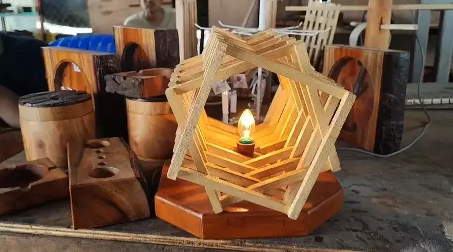 Salah satu produk dari limbah kayu yang dibuat perajin di Pangkalpinang - (Beritasatu.com/Irwan Setiawan)
