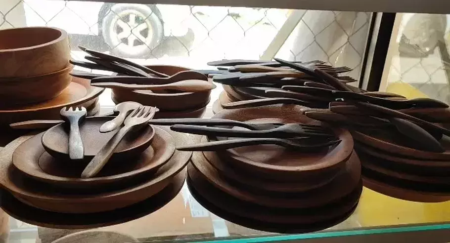 Peralatan makan, seperti sendok, garpu, dan piring yang terbuat dari limbah kayu hasil perajin di Pangkalpinang. - (Beritasatu.com/Irwan Setiawan)