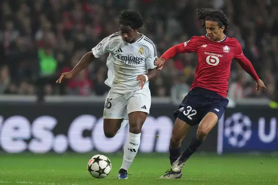 Pemain Real Madrid Endrick (kiri) berebut bola dengan pemain Lille Ayyoub Bouaddi pada pertandingan Liga Champions di Stade Pierre Mauroy di Villeneuve-d'Ascq, Lille, Prancis, Rabu, 2 Oktober 2024.
- (AP/Thibault Camus)