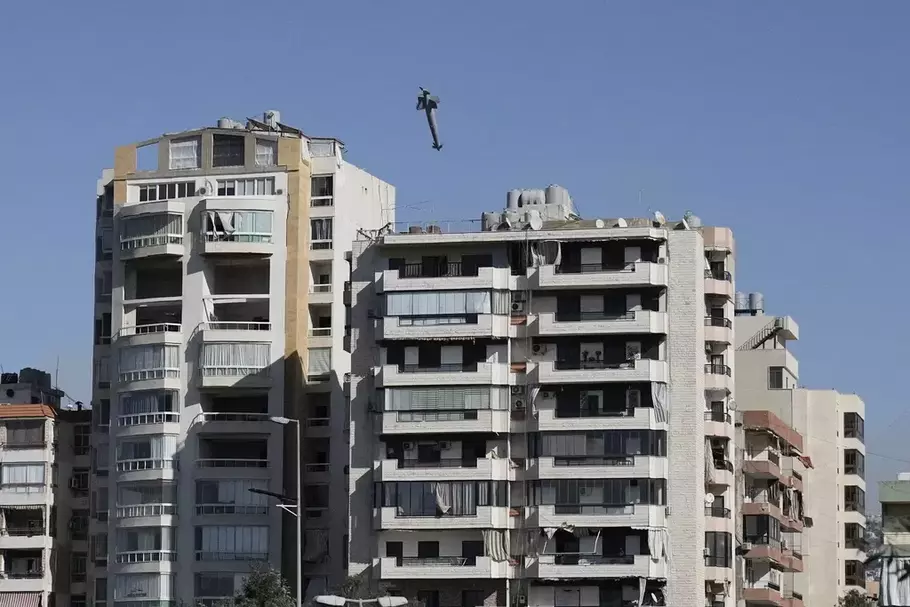 Sebuah bom yang dijatuhkan dari jet tempur Israel menghantam sebuah gedung di Ghobeiri, Beirut, Lebanon, Selasa, 22 Oktober 2024.
 - (AP/AP)