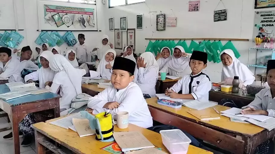 Plafon Kelas Roboh, Siswa SDN 1 Pamotan Rembang Terpaksa Belajar ...