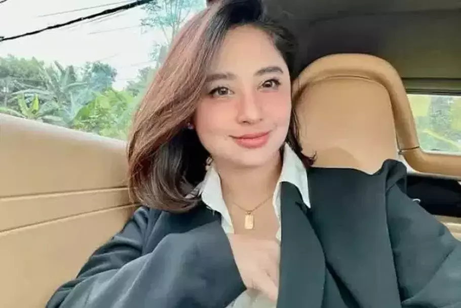Adab Dewi Perssik tuai pujian dari netizen setelah menolak dipayungi oleh petugas keamanan - (Beritasatu.com/Instagram)