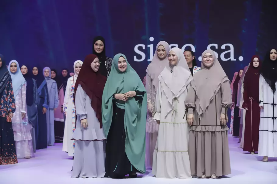 Potret Paula Verhoeven saat menjadi muse jenama fesyen lokal dan didampingi para desainer Indonesia - (Instagram/Istimewa)