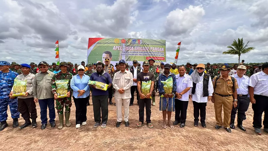 Menteri Pertanian (Mentan) Andi Amran Sulaiman saat melakukan kunjungan kerja di Kampung Wanam, Distrik Ilwayab, Kabupaten Merauke, Papua Selatan, Minggu 24 November 2024. - (Kementan/Istimewa)