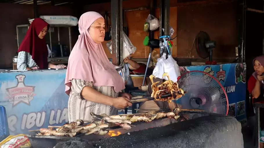 Bu Lian, pemilik warung ayam bakar kampung khas Sasak di Lombok - (Beritasatu.com/M. Awaludin)