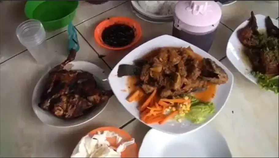 Sajian di Warung Ayam Bakar Pedas Dower. - (Beritasatu.com/Panji Satrio)