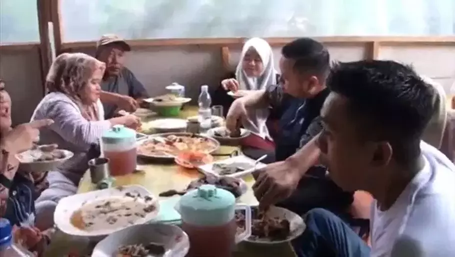 Pengunjung tengah menikmati sajian di Warung Ayam Bakar Pedas Dower. - (Beritasatu.com/Panji Satrio)