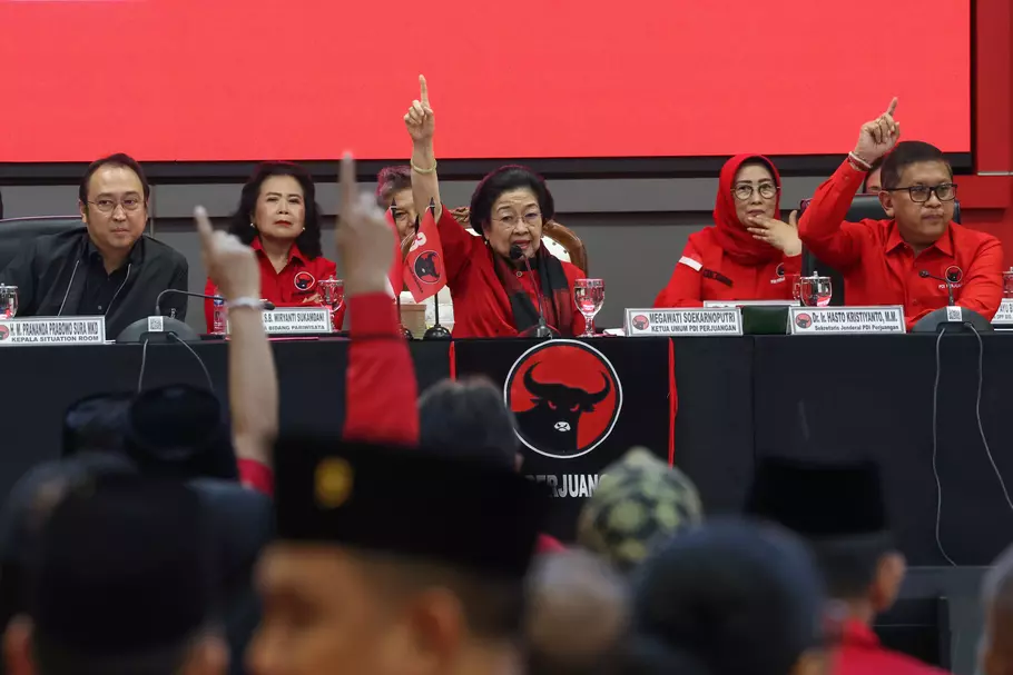 Ketua Umum PDI Perjuangan Megawati Soekarnoputri (tengah) didampingi putranya yang juga Ketua DPP PDIP Bidang Ekonomi Kreatif dan Ekonomi Digital M Prananda Prabowo (kiri) dan Sekjen PDIP Hasto Kristyanto (kanan) memberi pengarahan kepada kader partai yang terpilih sebagai kepala daerah dalam Pilkada 2024 di Sekolah Partai PDIP, Lenteng Agung, Jakarta, Rabu (19/2/2025). Megawati menyampaikan arahan kepada 126 kader PDIP yang terpilih sebagai kepala daerah untuk menekankan pentingnya pembangunan dan mampu mengatasi masalah rakyat, seperti kemiskinan ekstrem, mencegah stunting, serta program kerakyatan lainnya - (ANTARA/Monang Sinaga)