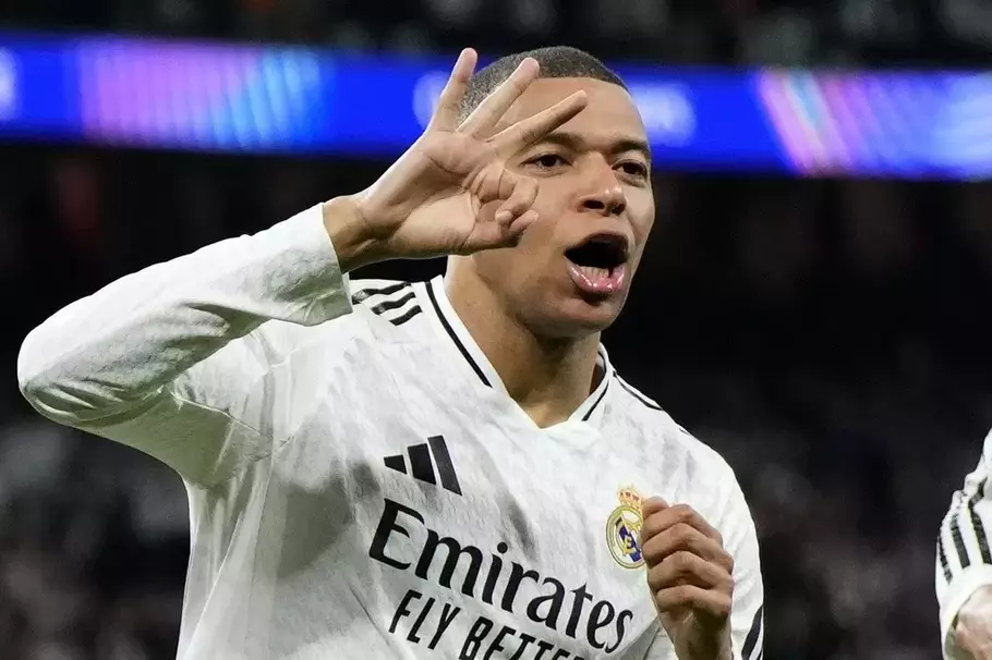 Pemain Real Madrid Kylian Mbappe merayakan golnya pada pertandingan leg kedua play-off Liga Champions antara Real Madrid vs Manchester City di Stadion Santiago Bernabeu di Madrid, Spanyol, Rabu, 19 Februari 2025. - (AP/Manu Fernandez)