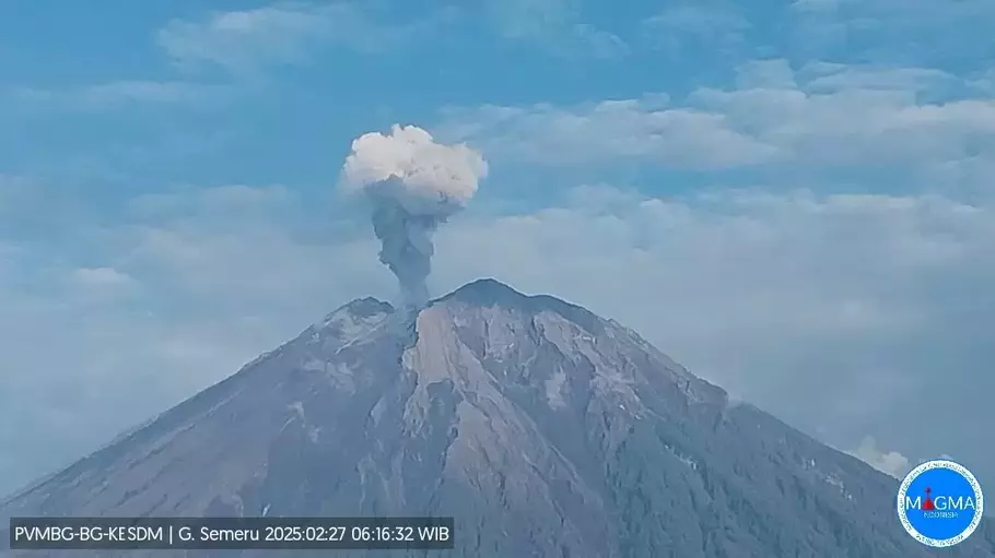 Gunung Semeru di Lumajang, Jawa Timur kembali mengalami erupsi disertai lontaran abu dengan material vulkanik pada Kamis, 27 Februari 2025. - (PVMBG/PVMBG)