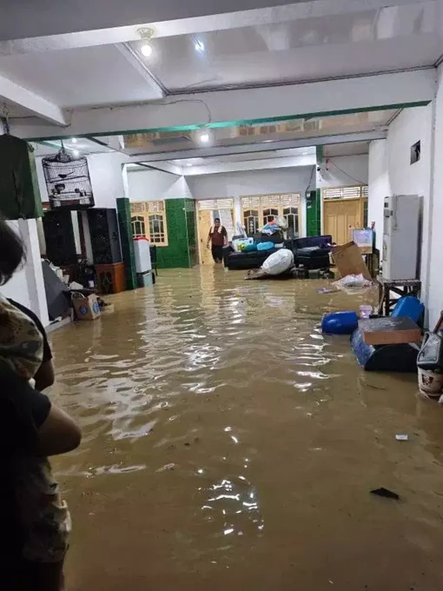Banjir di wilayah Bekasi semakin parah. - (X/-)