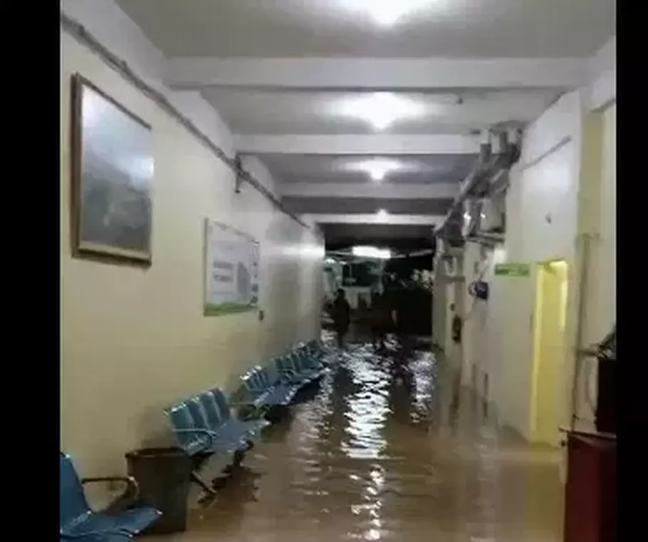 Banjir di wilayah Bekasi semakin parah, genangan bahkan sudah masuk ke RS Pinna, Tambun, Bekasi. - (X/-)