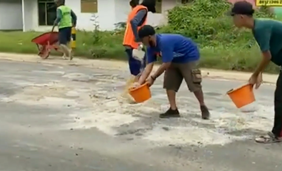 Warga Pringsewu memperbaiki jalan secara swadaya karena tak kunjung diperbaiki pemerintah, Sabtu, 8 Maret 2025. - (Beritasatu.com/Triyono)