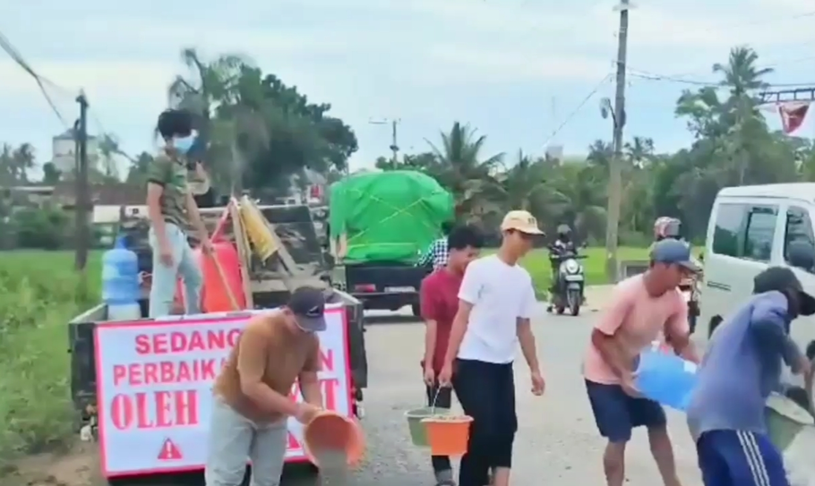 Warga Pringsewu memperbaiki jalan secara swadaya karena tak kunjung diperbaiki pemerintah, Sabtu, 8 Maret 2025. - (Beritasatu.com/Triyono)