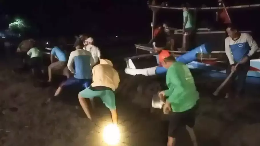 Petani di Kabupaten Pangandaran, Jawa Barat membuat saluran darurat agar air laut tak menggenangi sawah mereka. - (Beritasatu.com/Muhamad Iqbal)