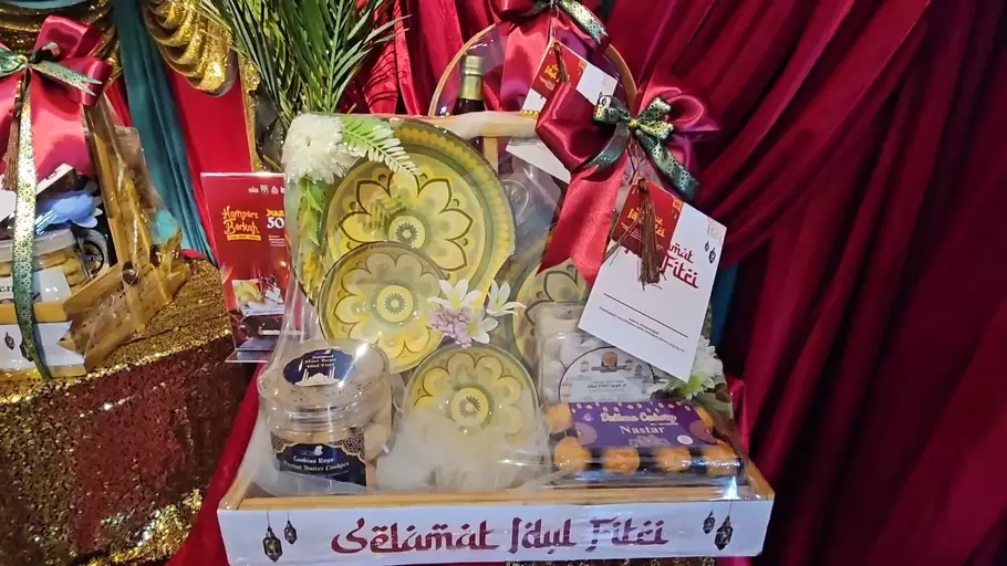 Permintaan parsel lebaran di toko Humpers Berkah, yang menyajikan aneka produk UMKM lokal di Kabupaten Rembang, Jawa Tengah, meningkat pada pekan pertama Ramadan 2025. - (Beritasatu.com/Jamaah)