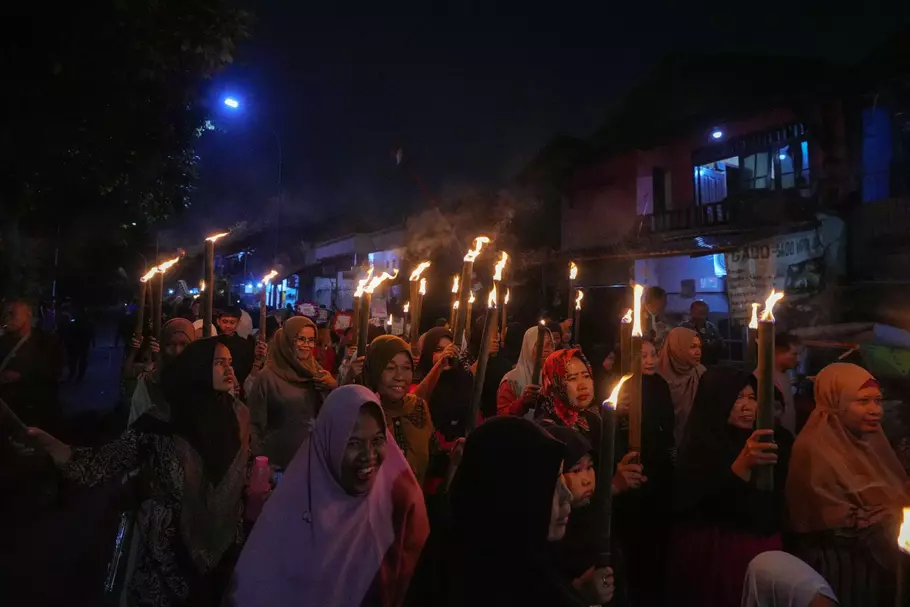 Ilustrasi pawai obor menyambut Ramadan. - (AP/Tatan Syuflana)
