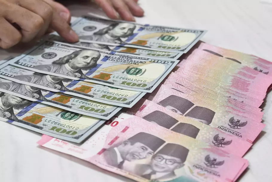 Mata uang rupiah dan dolar AS. - (Antara/Fakhri Hermansyah)