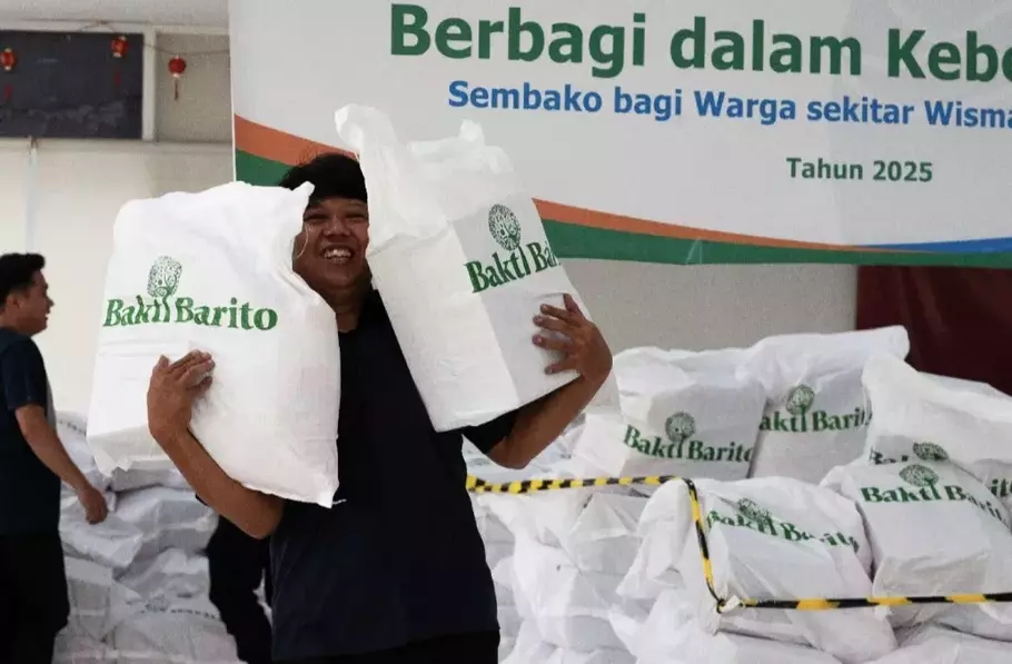 Seorang anggota masyarakat mengambil paket sembako dalam kegiatan donasi Ramadan yang diadakan oleh Barito Pacific Group melalui Yayasan Bakti Barito. - (Barito Pacific Group/Istimewa)