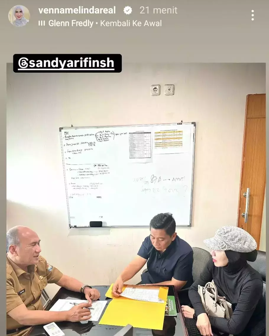 Venna Melinda bertemu pengacara Fuji, Sandy Arifin diduga netizen bahas rencana pernikahan Fuji dengan Verrell Bramasta. - (Beritasatu.com/Instagram)