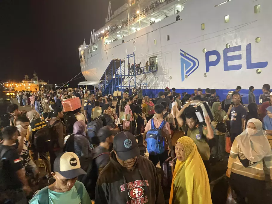 Suasana arus mudik H-6 Lebaran 2025 di Pelabuhan yang berada di Kota Ambon. - (Beritasatu.com/Fitriansa Sima sima Sohilauw)