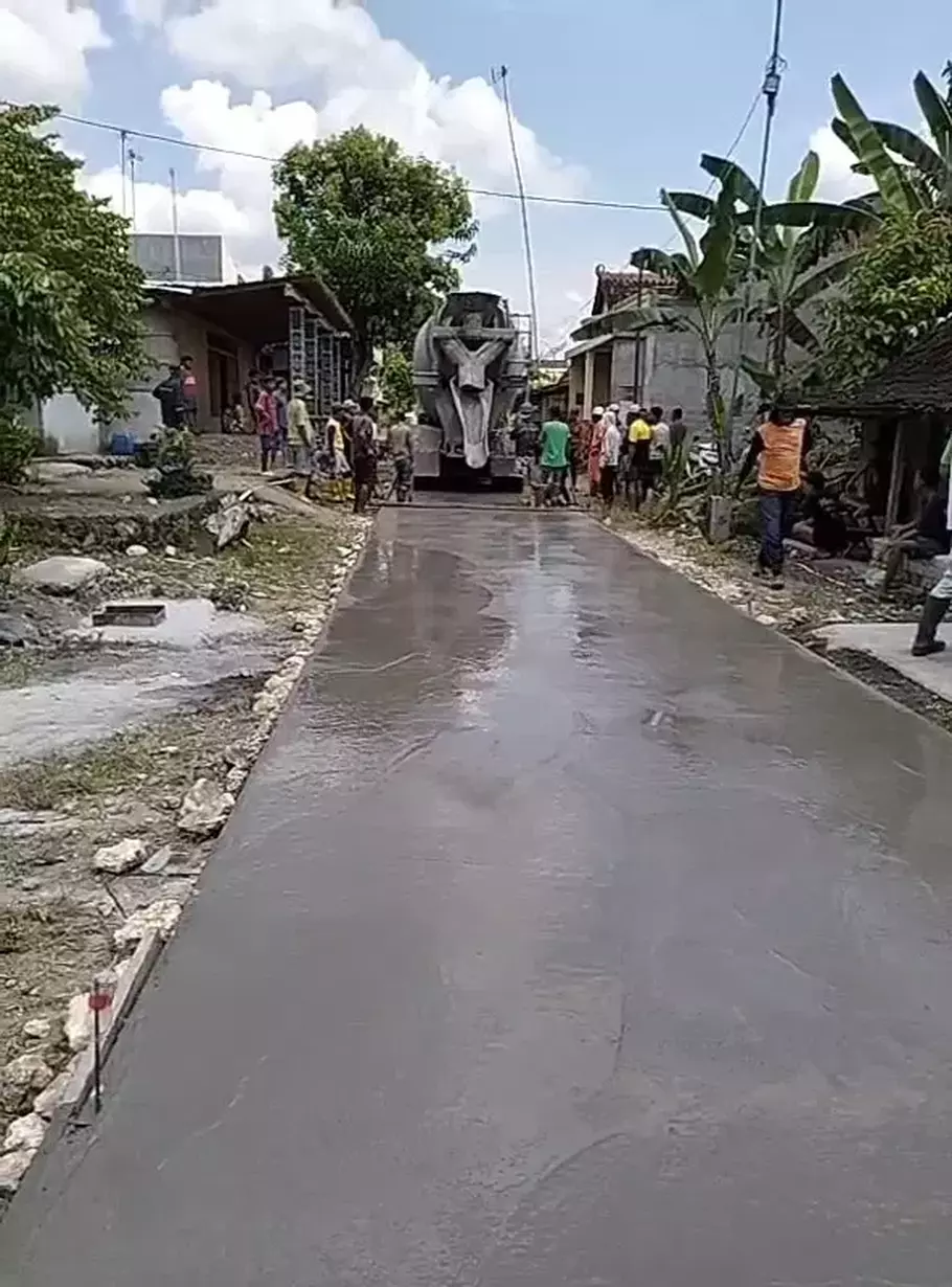 Warga Grobogan patungan untuk perbaikan jalan - (Beritasatu.com/Jamaah)
