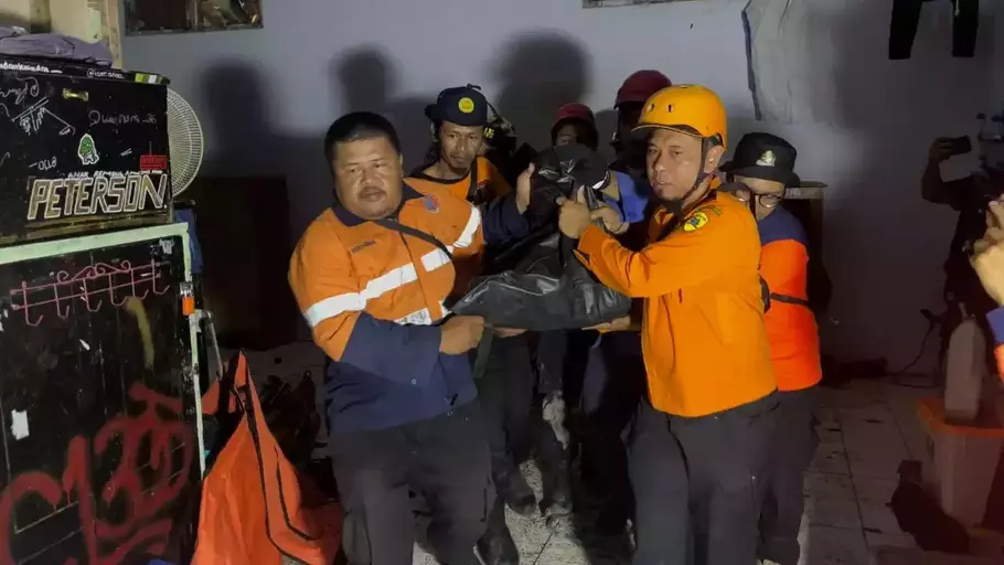 Proses evakuasi santri Ponpes Gontor 5 di Magelang setelah tertimpa reruntuhan dinding kolam air roboh, Jumat 25 April 2025. - (Beritasatu.com/Priyo Budi Santoso)