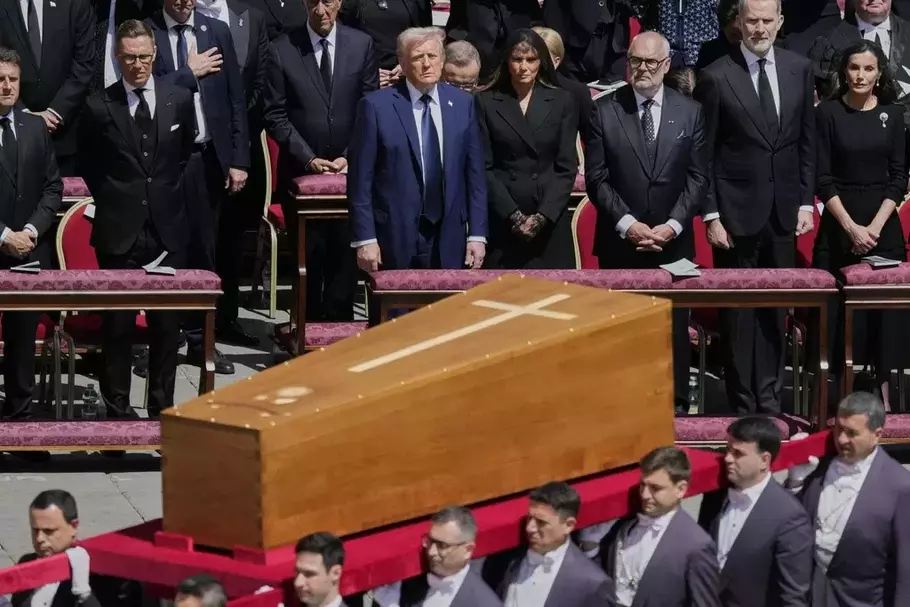 Peti jenazah Paus Fransiskus dibawa melewati para pemimpin dunia, termasuk Presiden Donald Trump, menuju ke Basilika Santo Petrus di Vatikan, Sabtu, 26 April 2025.
- (AP/AP)