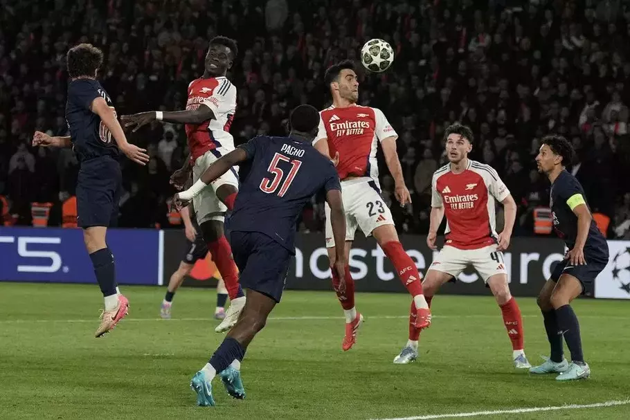 Pemain Arsenal Mikel Merino menyundul bola pada pertandingan semifinal Liga Champions leg kedua antara Paris Saint-Germain vs Arsenal di Parc des Princes di Paris, Rabu, 7 Mei 2025. - (AP/Aurelien Morissard)