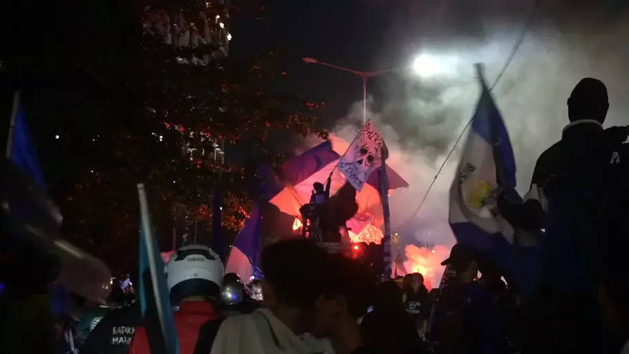 Puluhan ribu Bobotoh konvoi keliling Kota Bandung merayakan Persib juara Liga 1, Jumat (9/5/2025) malam. - (Beritasatu.com/Aep)