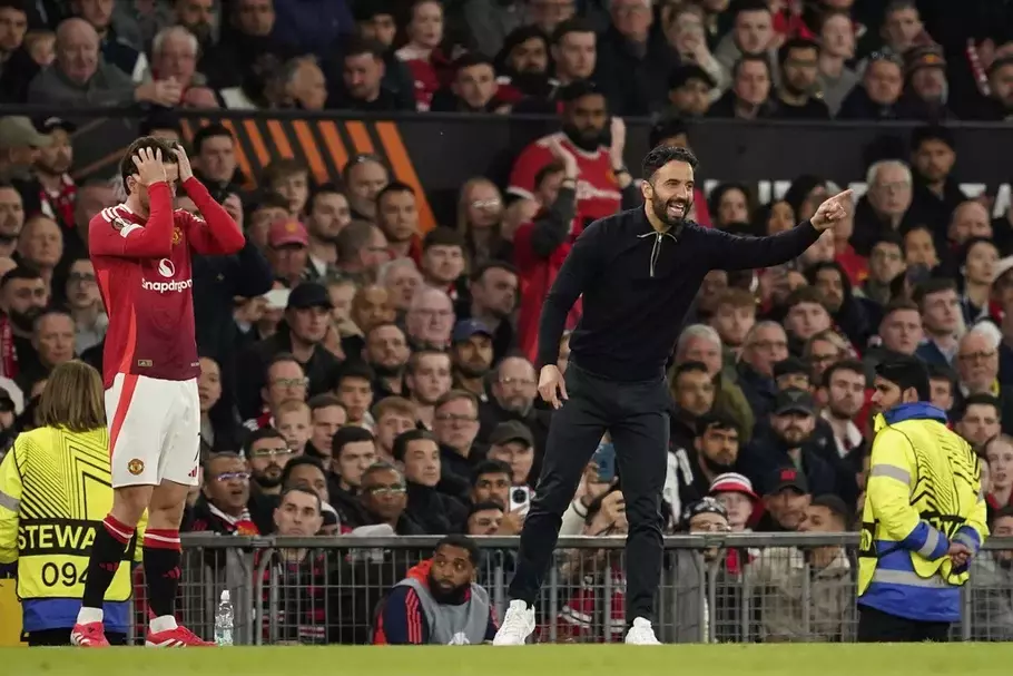 Pelatih Manchester United, Ruben Amorim (kanan) menolak membebani kekalahan 1-0 dari Chelsea pada satu orang. - (AP/Dave Thompson)