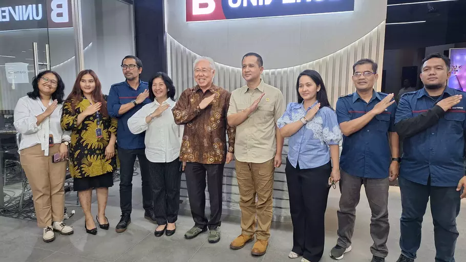 Menteri Transmigrasi Iftitah Sulaiman Suryanegara foto bersama Executive Chairman B-Universe Enggartiasto Lukita dan jajaran direksi B-Universe di kantor B-Universe di Tokyo Hub, Pantai Indah Kapuk (PIK) 2, Tangerang, Banten, Senin (19/5/2025). - (Beritasatu.com/Hanif Musyaffa)