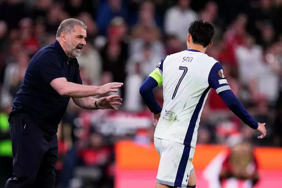 Pelatih Tottenham Ange Postecoglou berbicara dengan kapten Son Heung-min pada pertandingan final Liga Europa antara Tottenham Hotspur vs Manchester United di Stadion San Mames di Bilbao, Spanyol, Rabu, 21 Mei 2025. - (AP/Manu Fernandez)