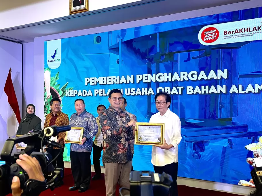 Sido Muncul mendapatkan penghargaan sebagai Perusahaan yang Mengangkat Citra Jamu Indonesia di Kancah Internasional melalui Ekspor dalam gelaran Hari Jamu Nasional pada Selasa, 27 Mei 2025. - (Sido Muncul/Istimewa)