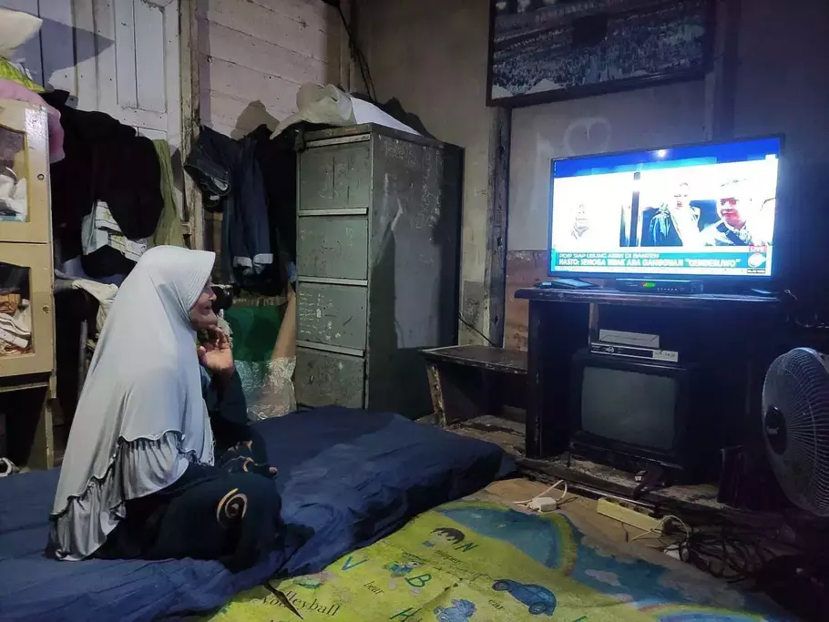 Warga Desa Sukabangun, Kabupaten Bengkayang, Kalimantan Barat dapat menikmati hiburan di televisi semenjak listrik hadir di desa mereka. - (PLN/Istimewa)