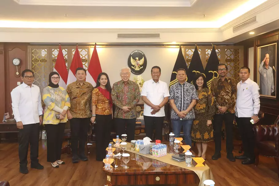 Menteri Hukum Supratman Andi Agtas bersama Executive Chairman B-Universe Enggartiasto Lukita, CEO B-Universe Rio Abdurachman, Wakil Direktur Utama B-Universe Apreyvita D Wulansari, Direktur BTV Surya Hadiwinata, Direktur Bisnis B-Universe Melly Marliani, Corporate Secretary B-Universe Ida Dewiyanti, dan Pemimpin Redaksi BTV Zaki Amrullah, seusai melakukan audiensi di gedung Sekretariat Jenderal Kemenkum di kawasan Kuningan, Jakarta, Rabu, 18 Juni 2025.
 - (Beritasatu.com/David Gita Roza)