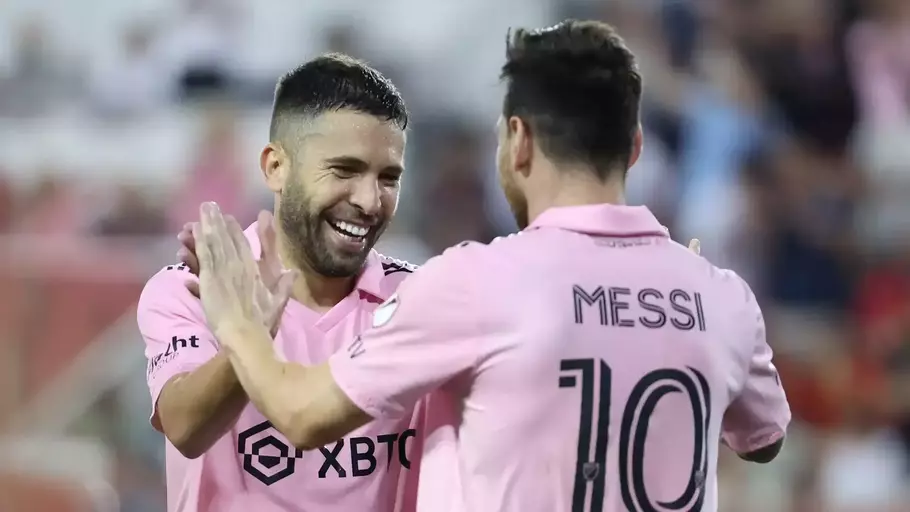Lionel Messi dan Jordi Alba (kiri) dipastikan tampil saat Inter Miami menghadapi FC Porto dalam laga penting fase grup Piala Dunia Antarklub 2025. - (Google/-)