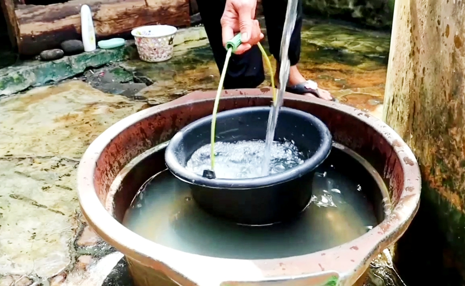 Warga menyaring air keruh dari sumur di di Dusun Tanjung Agung Satu, Desa Menyancang, Kecamatan Karya Penggawa, Kabupaten Pesisir Barat, Lampung. - (Beritasatu.com/Triyono)