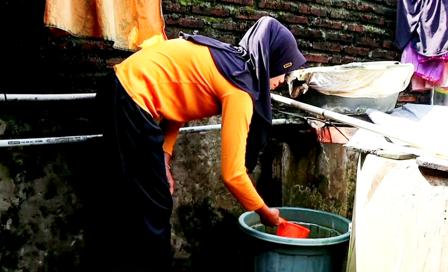 Seorang warga menyaring air keruh dari sumur di di Dusun Tanjung Agung Satu, Desa Menyancang, Kecamatan Karya Penggawa, Kabupaten Pesisir Barat, Lampung. - (Beritasatu.com/Triyono)
