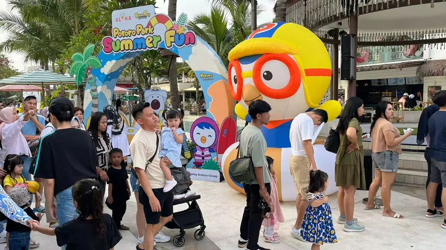 Libur panjang Tahun Baru Islam dimanfaatkan ribuan warga untuk berwisata ke kawasan Aloha PIK 2, Tangerang. Suasana meriah terlihat pada Jumat (27/6/2025), dengan banyaknya keluarga yang datang menikmati berbagai atraksi, kuliner, hingga hiburan anak, terutama acara Pororo Meet & Greet yang menjadi magnet utama. - (Beritasatu.com/Zhulfakar)