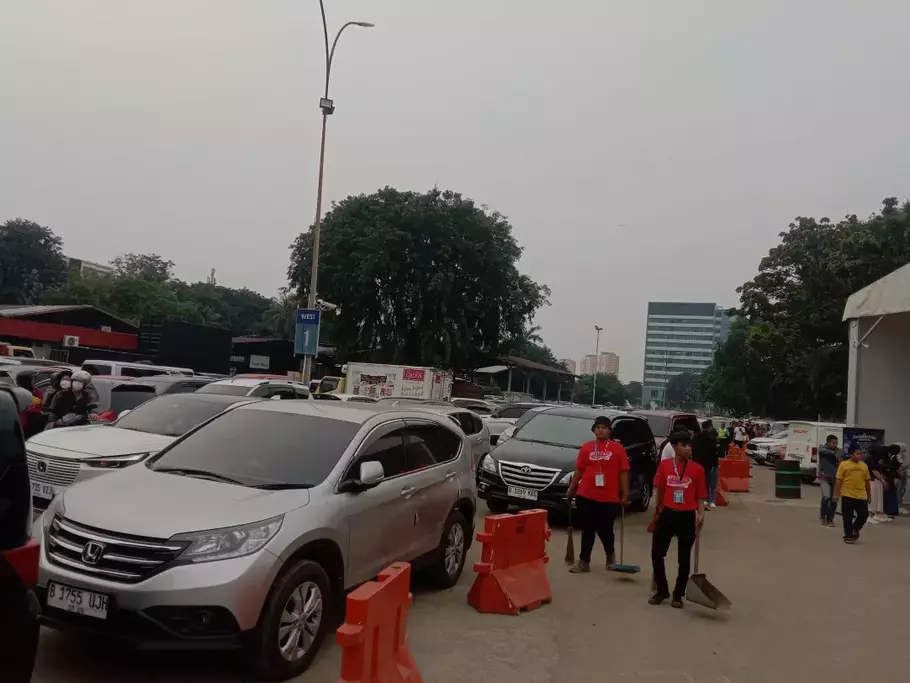 Parkiran PRJ dipadati pengunjung pada hari pertama libur panjang, Jumat 27 Juni 2025. - (Beritasatu.com/Hendro Situmorang)