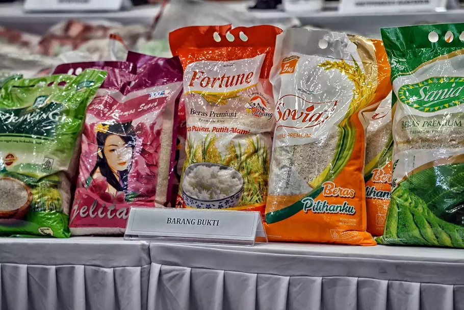 Barang bukti berupa beras kemasan premium yang diduga dioplos dihadirkan dalam jumpa pers di Mabes Polri, Jakarta Selatan, Kamis 24 Juli 2025. - (Berita Satu Photo/Joanito De Saojoao)