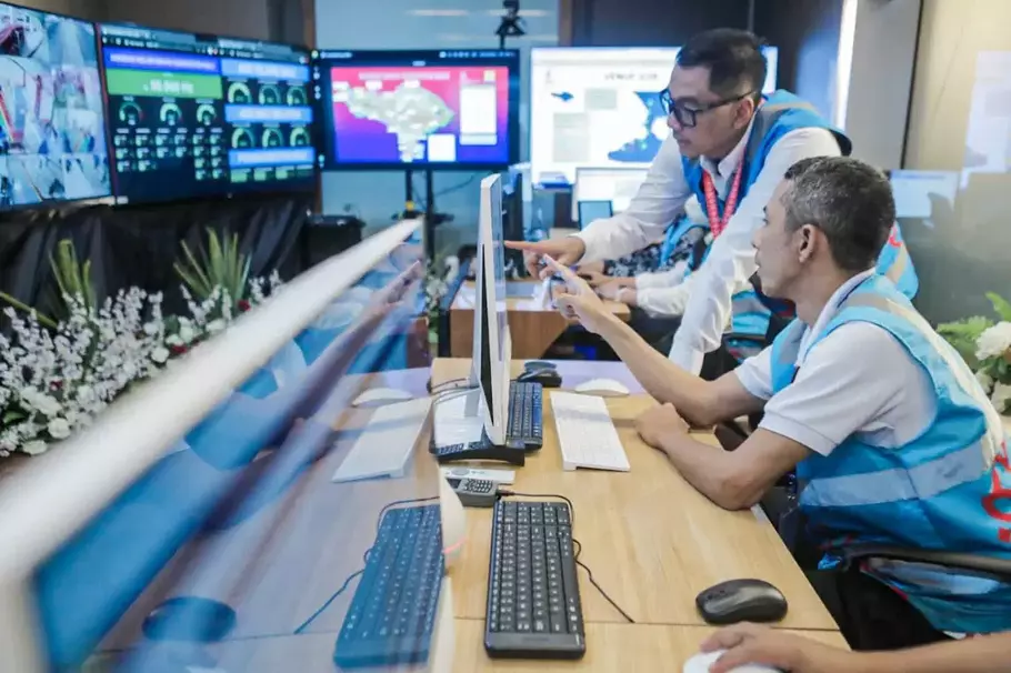 Direktur Utama PLN, Darmawan Prasodjo mendampingi petugas PLN memonitor kelistrikan secara digital. Transformasi digital secara end-to-end mampu membawa PLN menorehkan kinerja apik sehingga masuk ke dalam daftar Fortune Global 500. - (PLN/Istimewa)