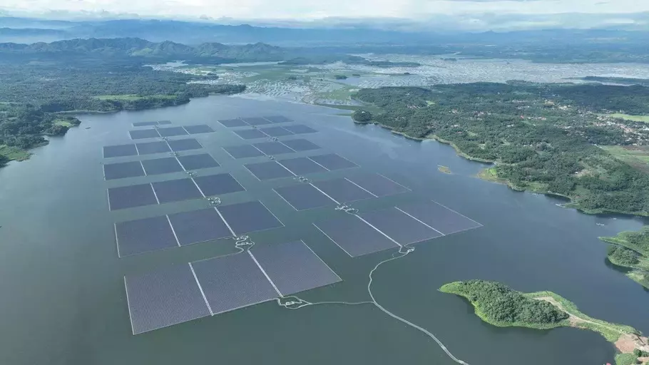 Tampak udara Pembangkit Listrik Tenaga Surya (PLTS) terapung Cirata kapasitas 192 MWp di Provinsi Jawa Barat. Pengembangan energi baru dan terbarukan ini menjadi bukti bahwa PLN tidak hanya mampu menjadikan transisi energi menjadi sebuah kekuatan untuk meningkatkan ketahanan energi nasional tetapi juga menjadi bukti PLN mampu bersaing di kancah global. - (PLN/Istimewa)