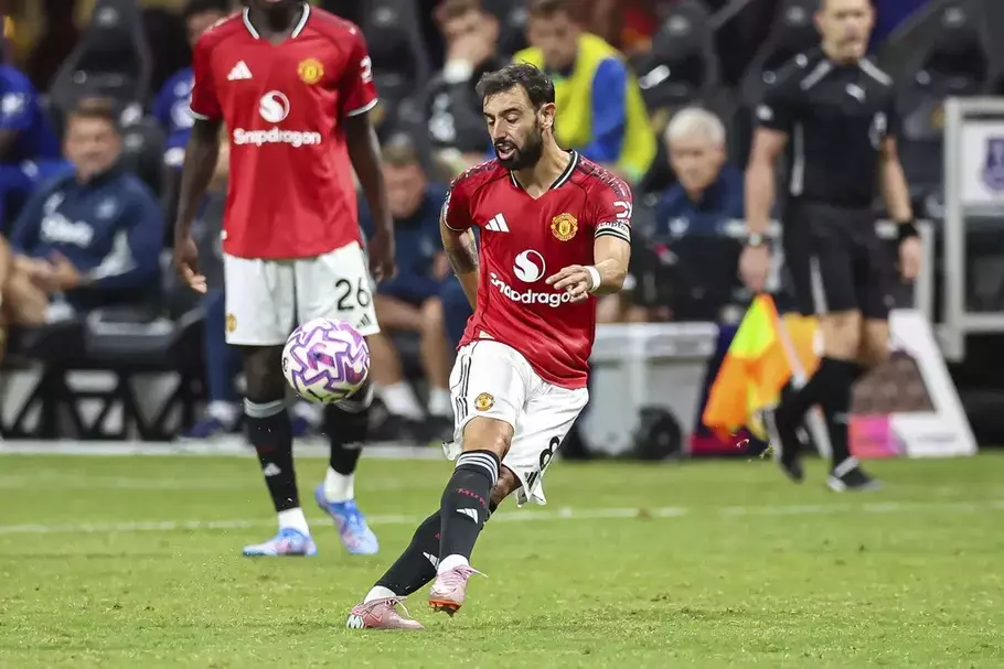 Gelandang Manchester United Bruno Fernandes melepaskan tendangan saat melawan Everton dalam laga pramusim Premier League Super Series. - (AP/Colin Hubbard)